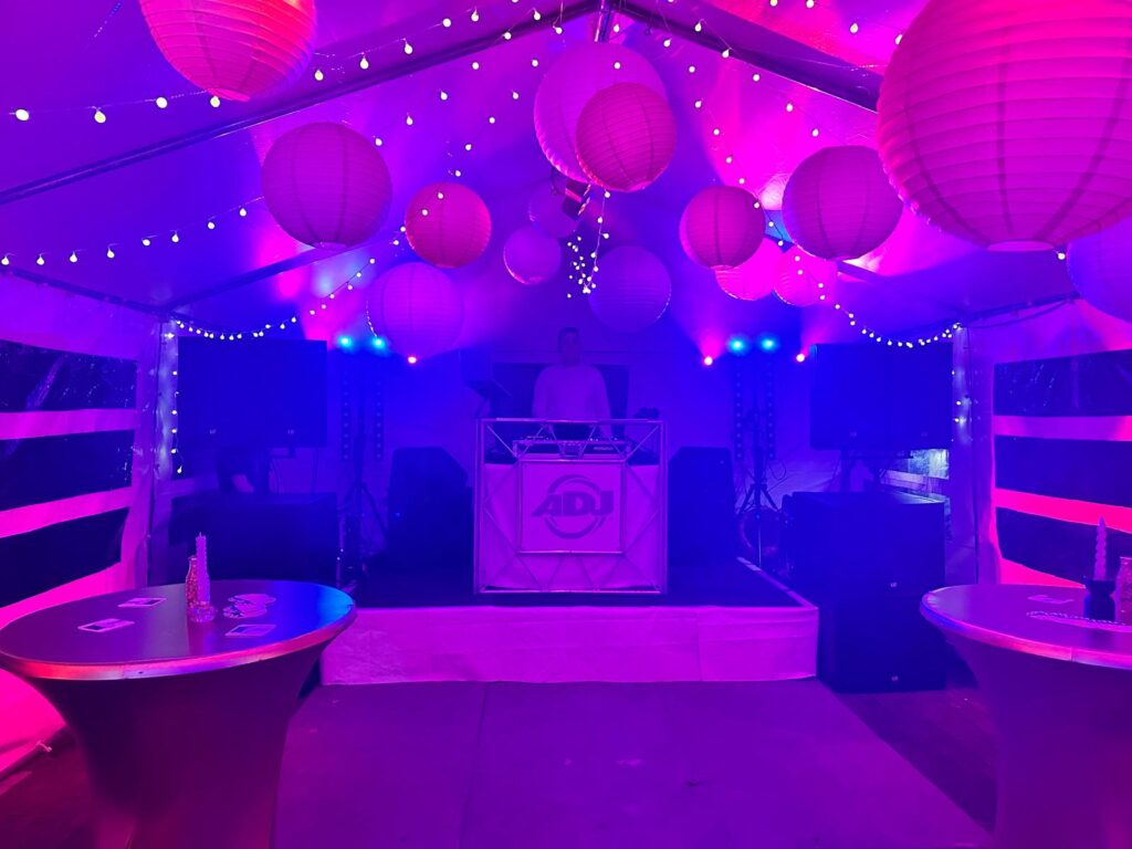 DJ in partytent